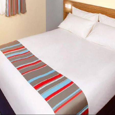Travelodge Брэкнэлл Экстерьер фото