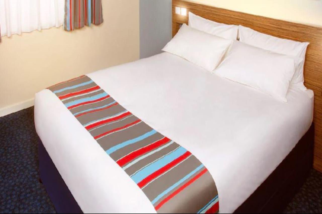 Travelodge Брэкнэлл Экстерьер фото