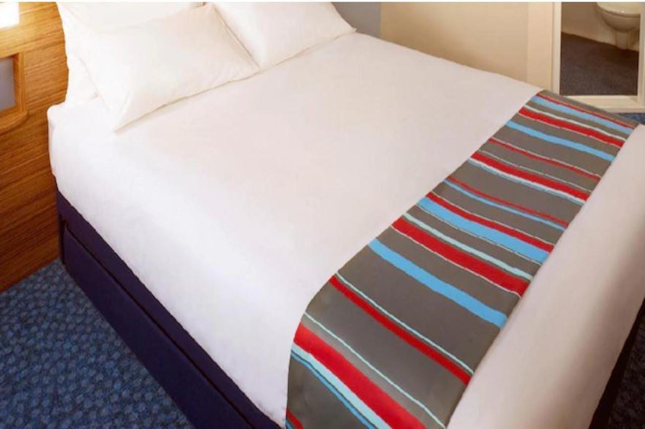 Travelodge Брэкнэлл Экстерьер фото