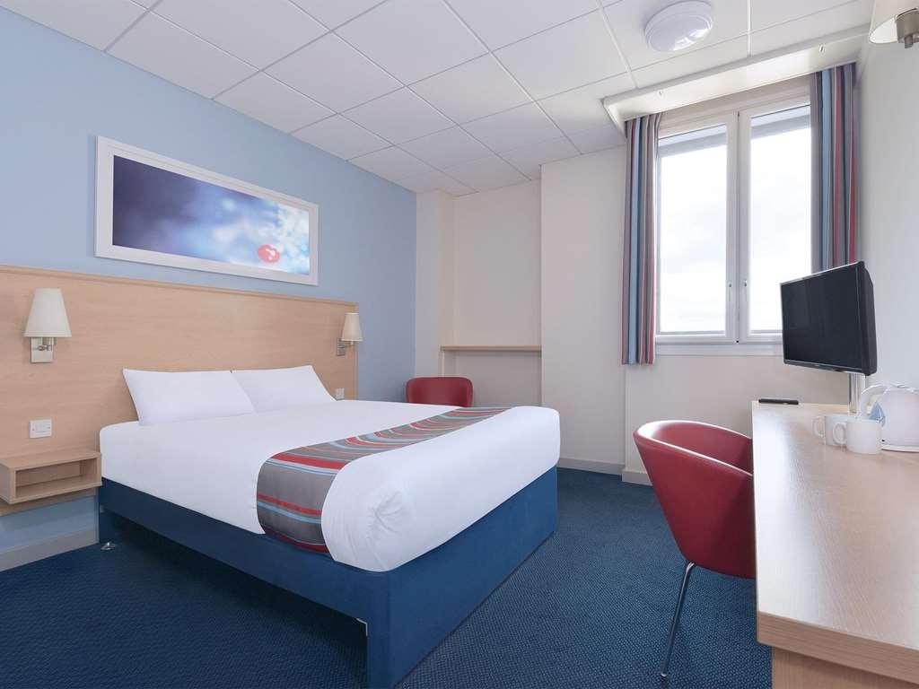 Travelodge Брэкнэлл Номер фото