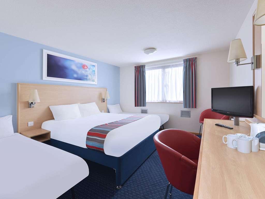 Travelodge Брэкнэлл Номер фото