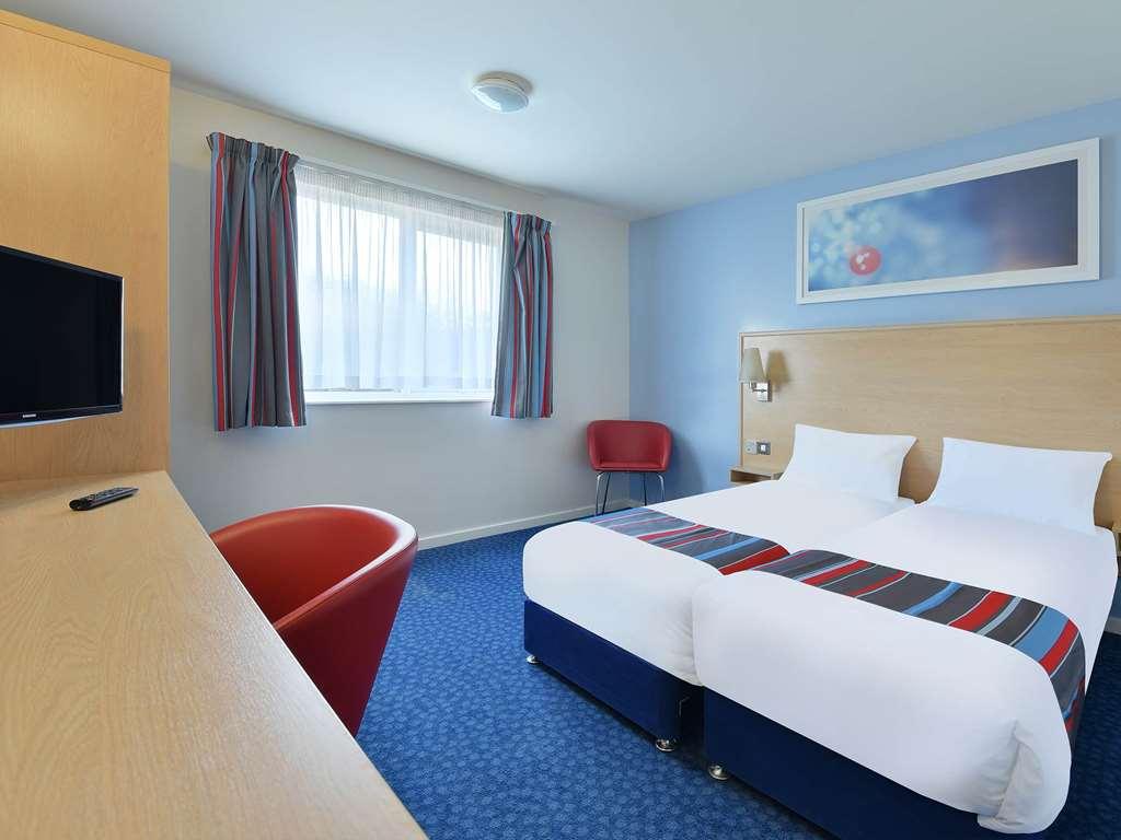 Travelodge Брэкнэлл Номер фото