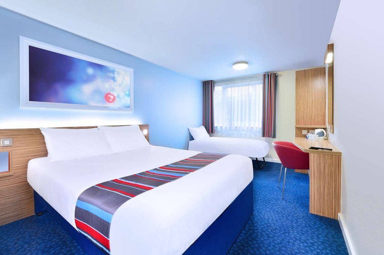 Travelodge Брэкнэлл Экстерьер фото